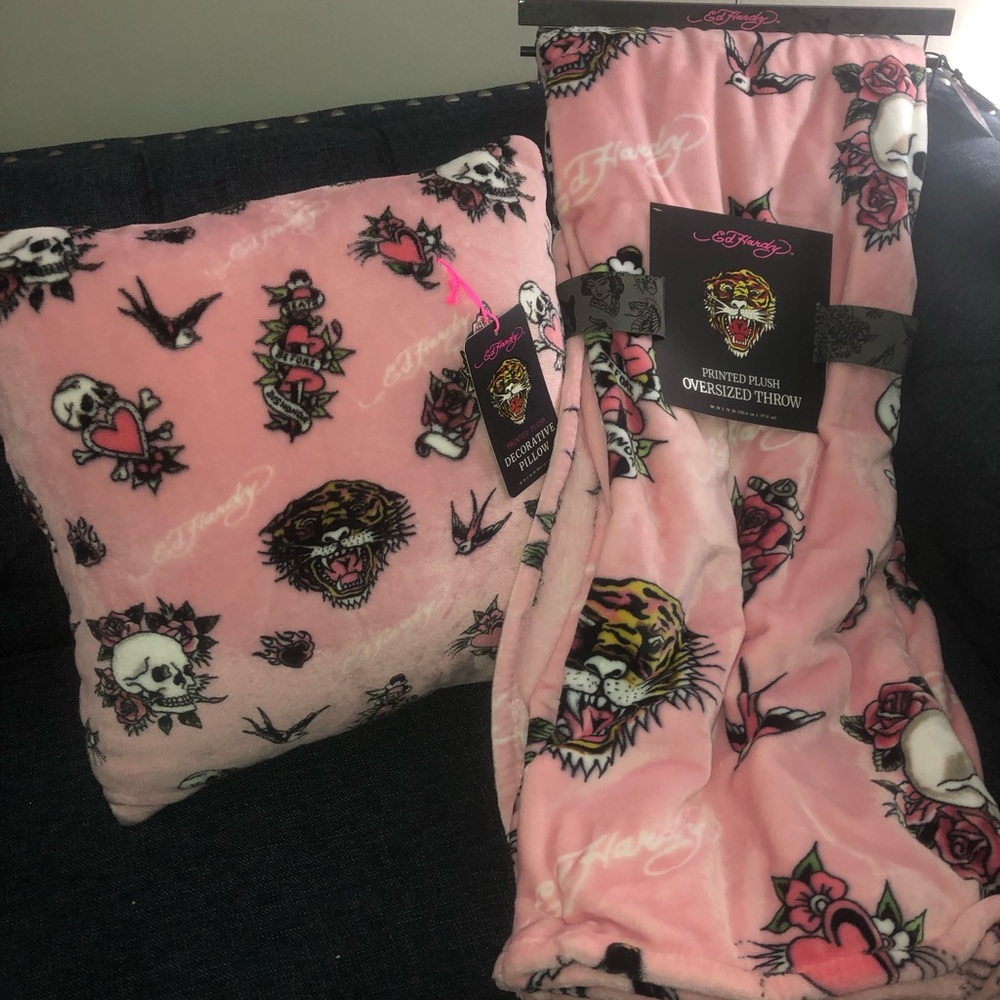 🖤 Ed Hardy Pink Printed Plush Oversized Throw & Pillow Set